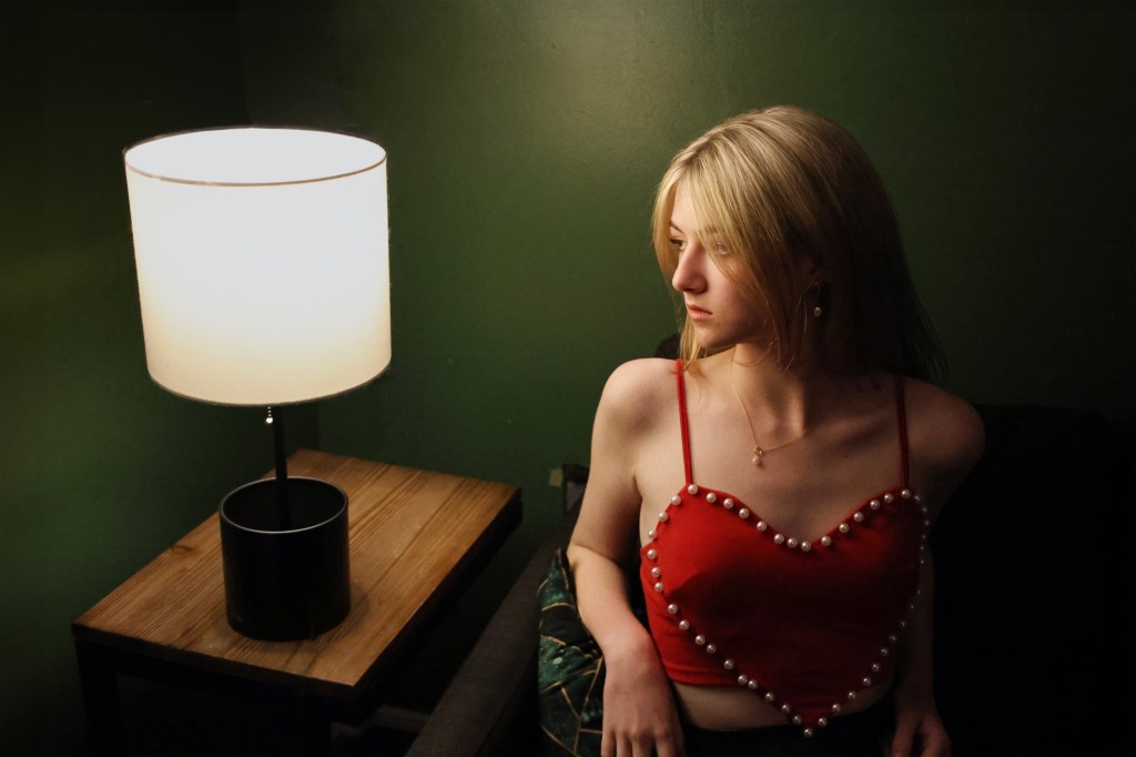 Ava Valianti –&nbsp;Distant