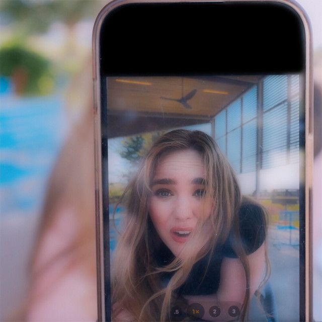 Hanna Andréa – Get Off Your Phone